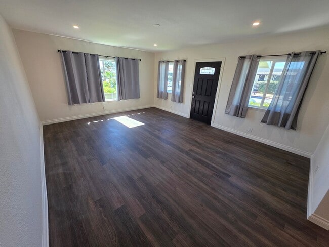 Building Photo - LOOKS JUST LIKE NEW