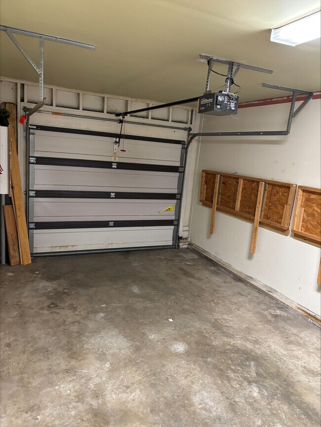 Building Photo - 520 N Hale St