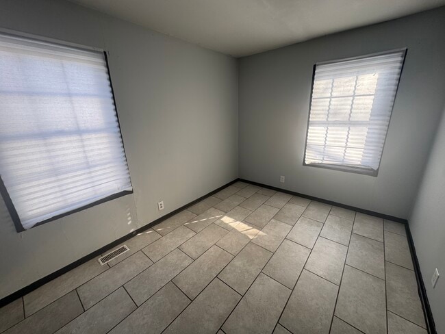 Building Photo - 905 Southmoor-