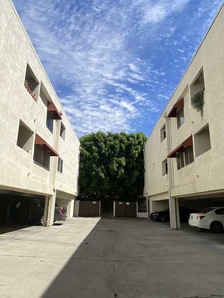 Building Photo - 5652 Yolanda Ave