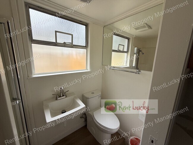 Building Photo - Super-Cute & Remodeled 1-Bedroom MIL Apartment in Great Kirkland Neighborhood FOR RENT!!