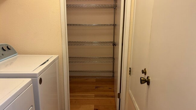 Building Photo - Spacious 3 bed/2 bath condo in Desirable Valley Crest