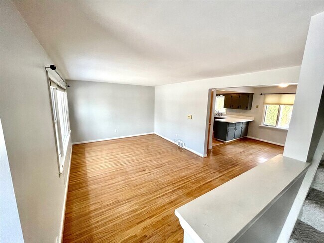 Building Photo - 129 Roselawn Crescent
