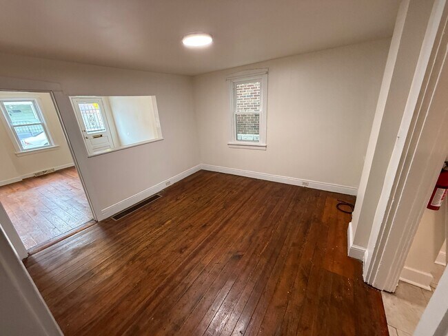 Building Photo - 448 W Vine St