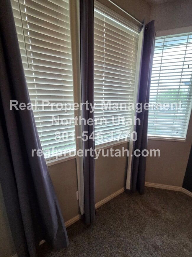 Building Photo - 3 Bedroom Home Available in North Salt Lake