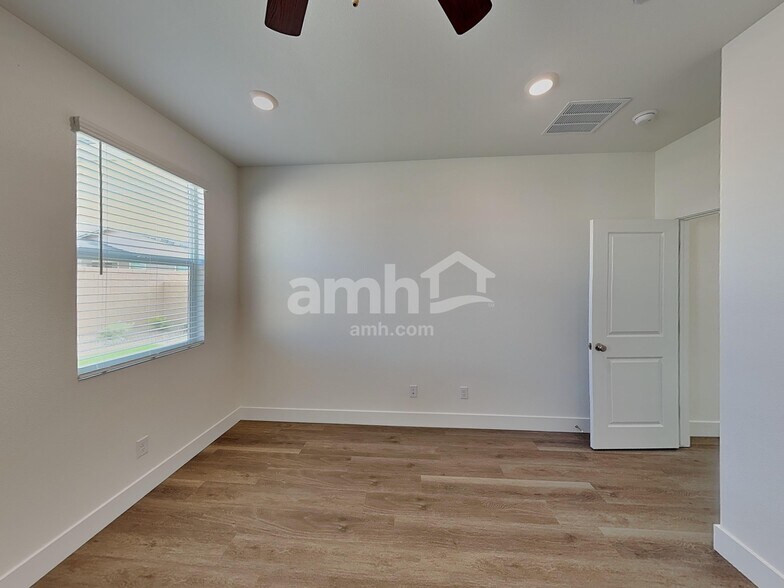 Building Photo - 677 Crimson Flare Ct