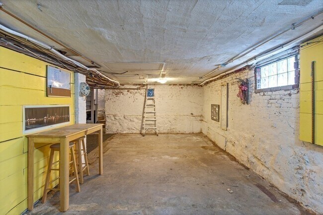 Building Photo - 503 E 6th St