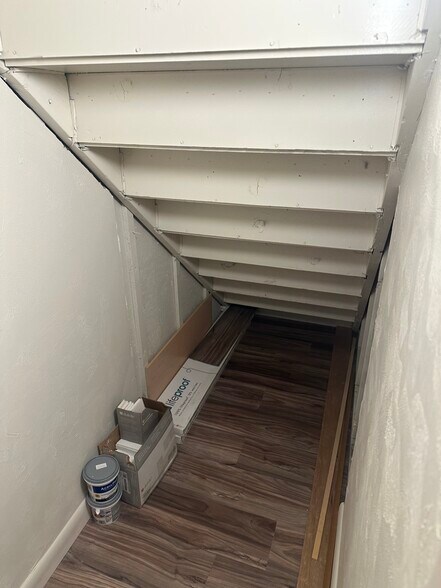 Building Photo - 705 Custer Ave