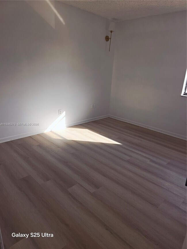 Building Photo - 20130 NE 3rd Ct