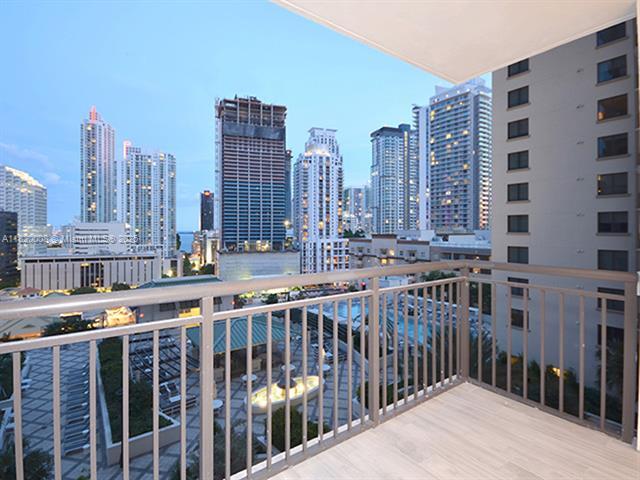 Building Photo - 999 SW 1st Ave