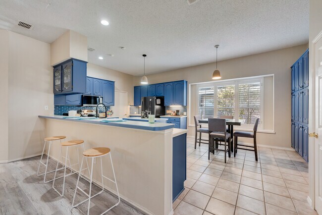 Building Photo - 1300 Winnipeg Dr