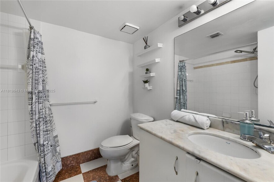 Building Photo - 1200 Brickell Bay Dr