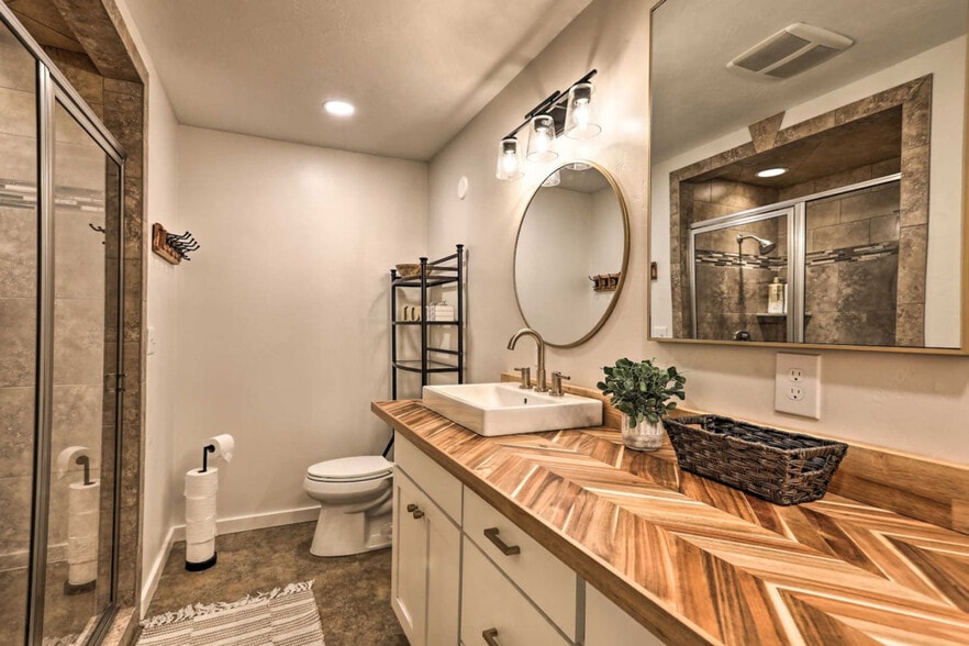 Building Photo - 930 Canyon Ave