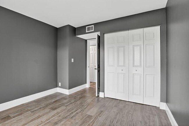 Building Photo - 2242 NW 39th Ave