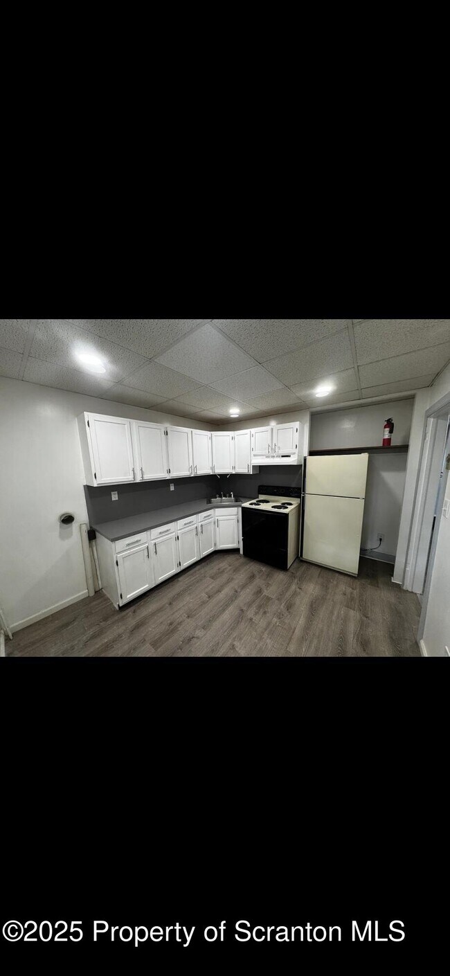 Building Photo - 618 Gibbons St