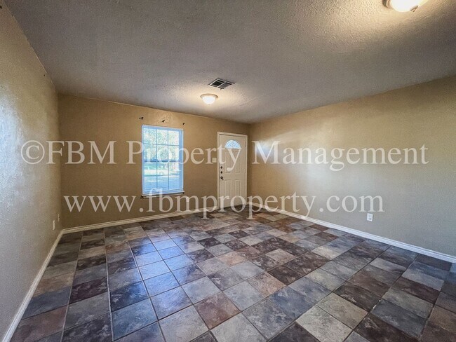 Building Photo - 2539 W Sycamore Ave