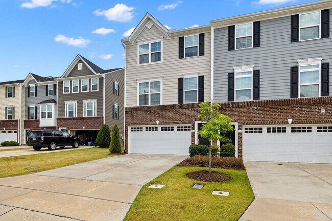 Building Photo - **End Unit 4/3.5 Townhome in Great Durham Location**