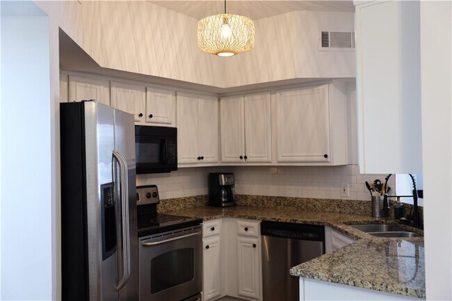 Building Photo - 200 Renaissance Pkwy NE