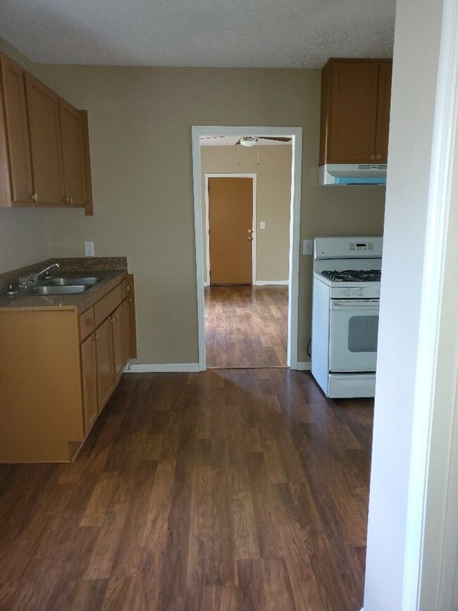 Building Photo - Cute & Cozy 2 Bedroom 1 Bath Apartment  Do...