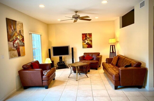 Building Photo - 619 NE 7th Ave