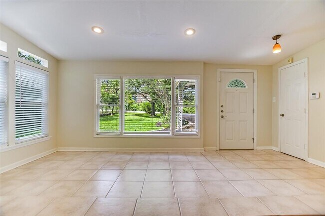 Building Photo - 208 Braeswood Rd