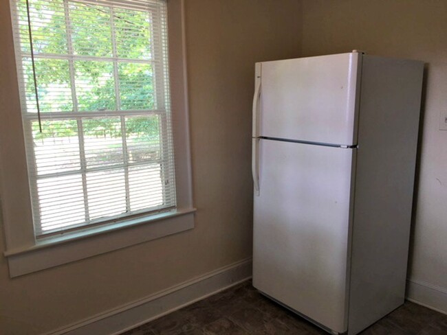 Building Photo - Move-in Ready NOW! Freshly updated, great ...