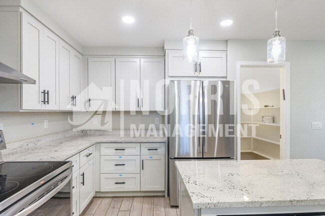 Building Photo - 1553 E Alba Dr