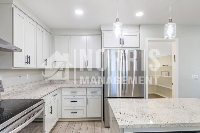 Building Photo - Beautiful Large Home w/A Pool