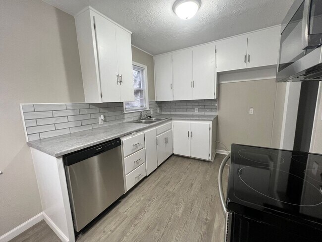 Building Photo - Completely updated 2 Bed/1 bath Home