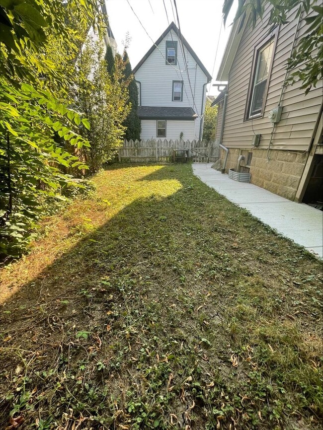 Building Photo - Private 2 Bedroom Cottage with Fenced Yard & In-Unit Laundry – Prime East Side Location!