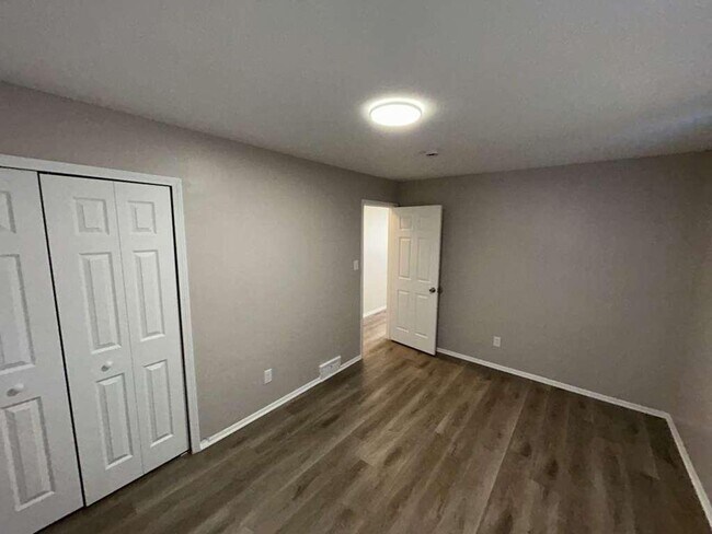 Building Photo - Colonial Ready For You