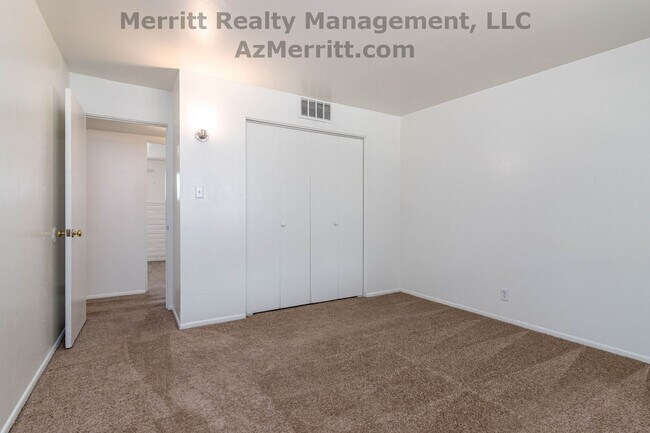 Building Photo - 4 Bedroom, 2 bath, air conditioned, fenced...