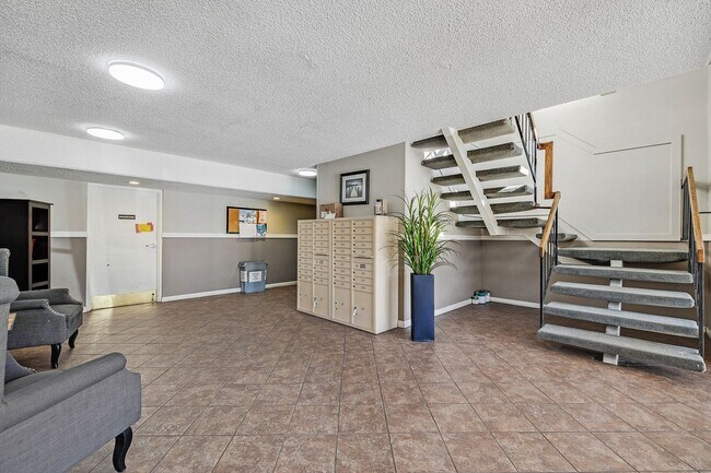 Building Photo - Bright and modern one bedroom one bathroom...