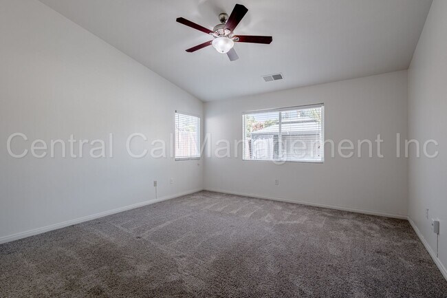 Building Photo - 4 Bedroom/2 Bath Home in the Southwest - $...
