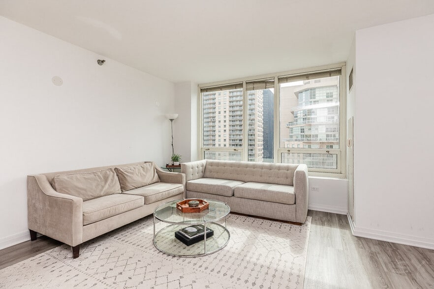 Building Photo - 33 W Ontario St