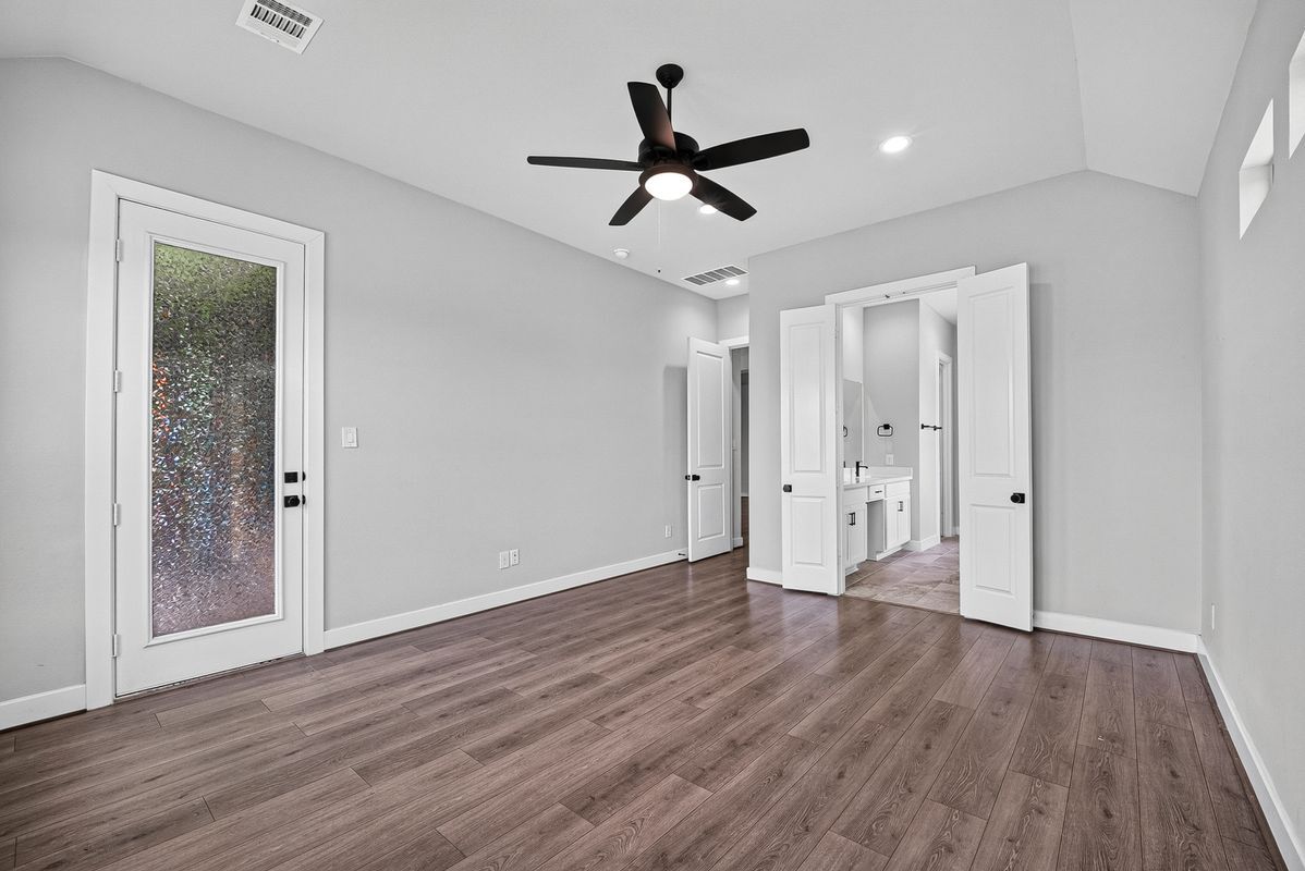Building Photo - 2600 Golden Palms Ln
