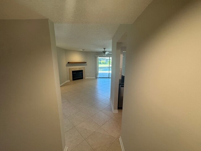 Building Photo - Spacious Two Bedroom Two Bath Condo in Pon...