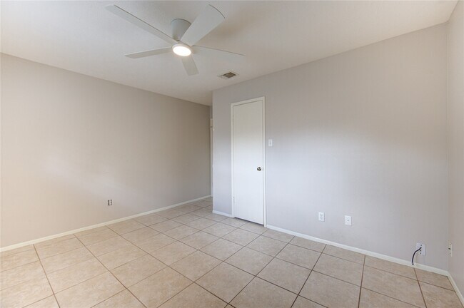 Building Photo - 11830 Oak Meadow Dr