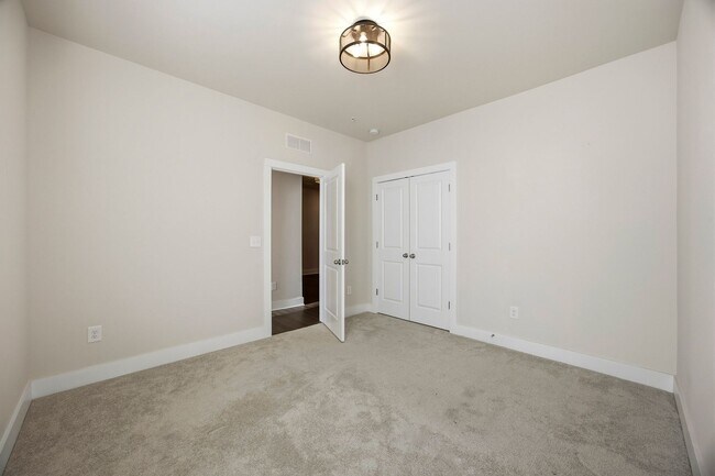 Building Photo - Walkable Lifetsyle in Westshore!