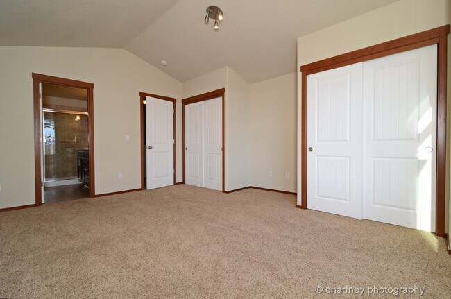Building Photo - Beautiful Townhome! Flawless Location!