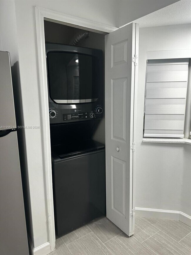 Building Photo - 2930 SE 12th Rd