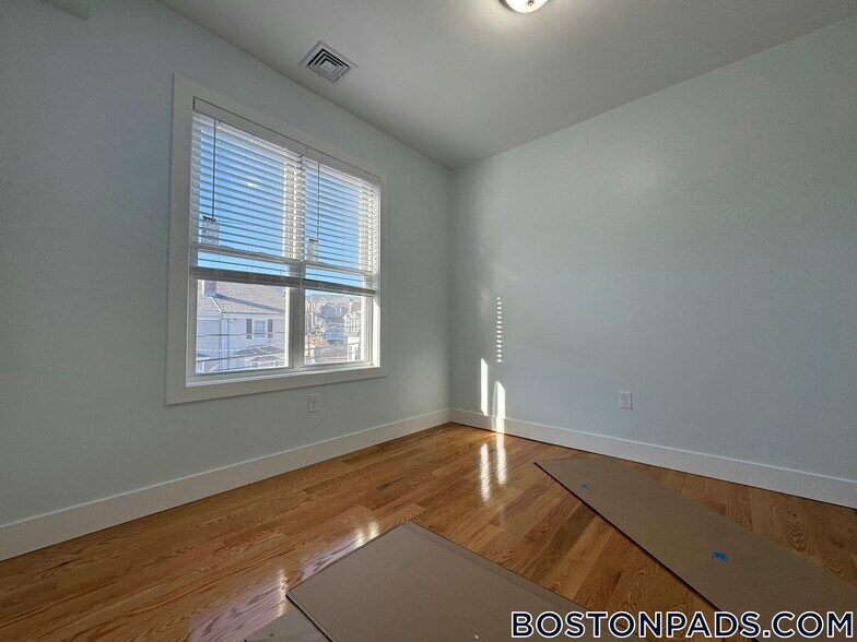 Building Photo - 7 Carson St