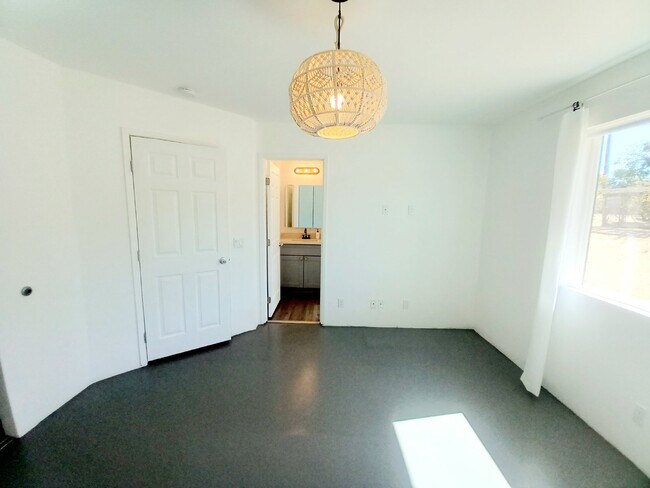 Building Photo - Fantastic Rental Opportunity in South Joshua Tree!