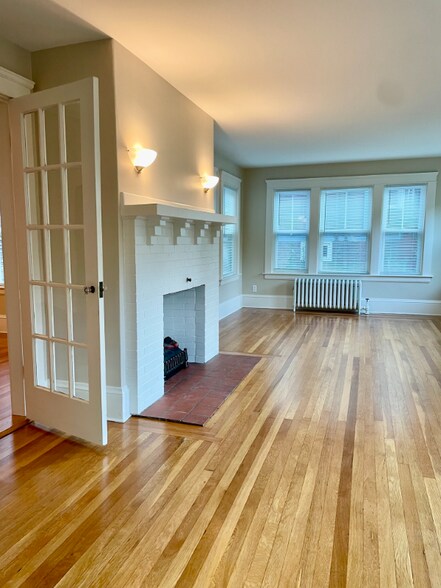 Primary Photo - 19 E Manning St