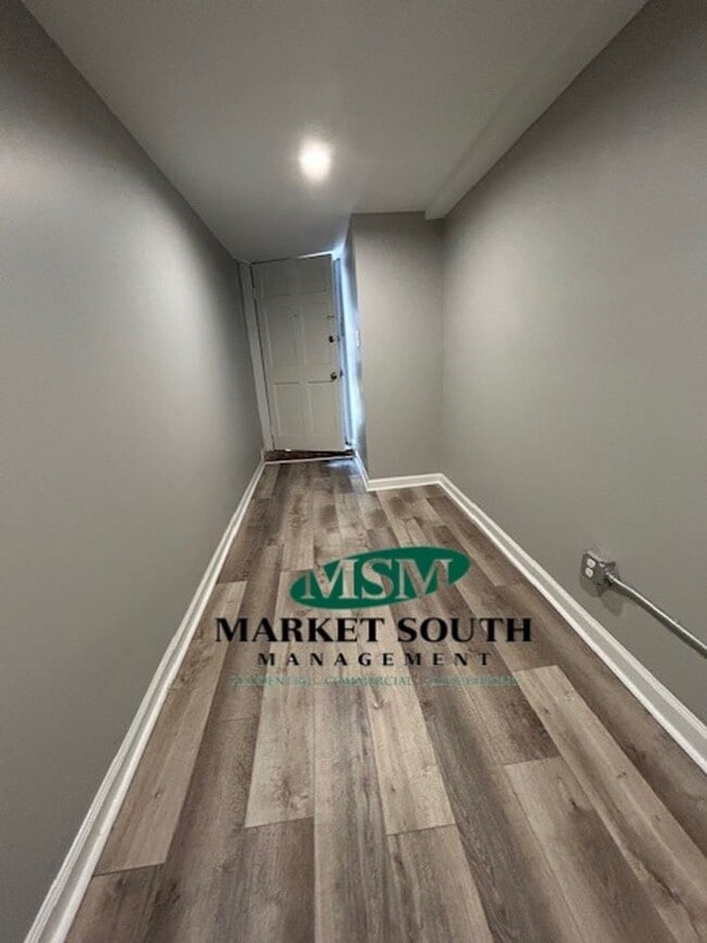 Building Photo - RENOVATED ONE BEDROOM ON THE BEAUTIFUL JONES STREET!!!