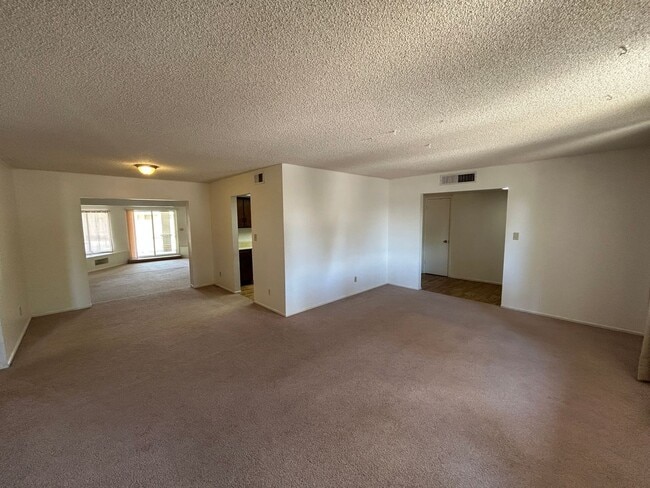 Building Photo - 570 N Villa Nueva Dr