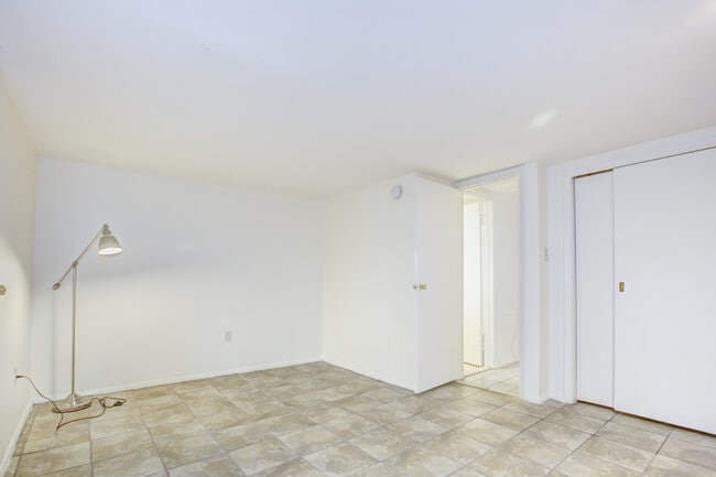 Building Photo - 1217 1/2 Independence Ave SE-