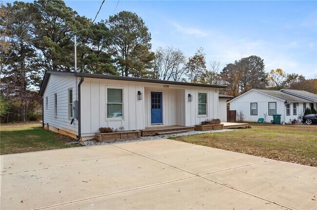Building Photo - 3258 Highland Dr SE