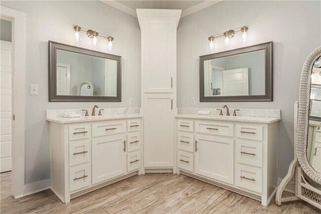 Building Photo - 1913 Cadillac Ave