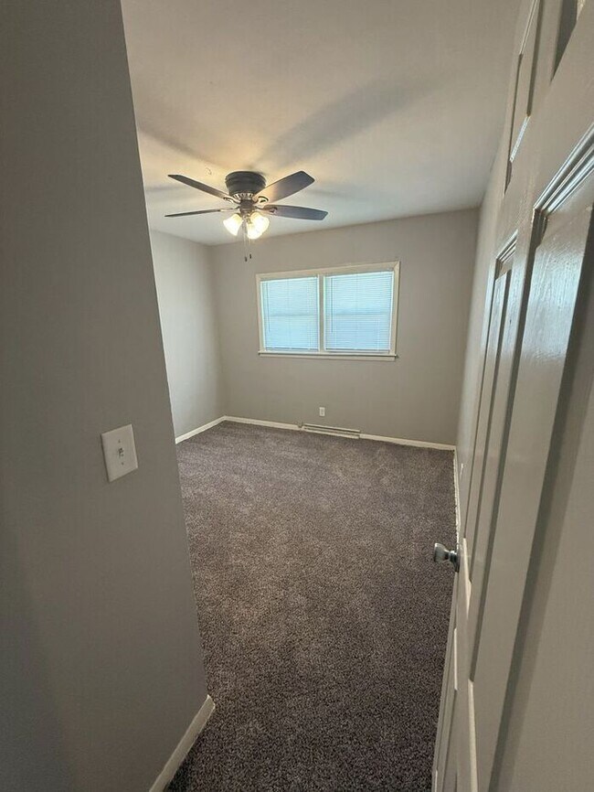 Building Photo - SPACIOUS 3 BR HOME HUGE BACKYARD